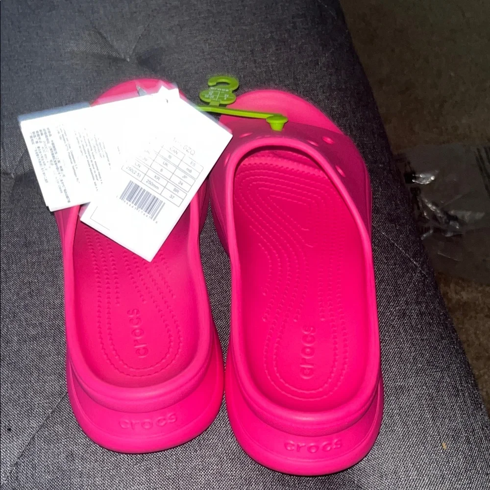 CROCS Women's Vibrant Pink Sandals - Picture 7 of 8